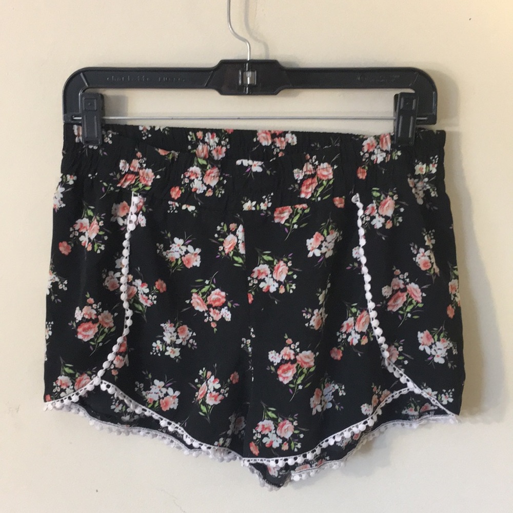PATTERNED FLOWER SHORTS WITH EMBROIDERY